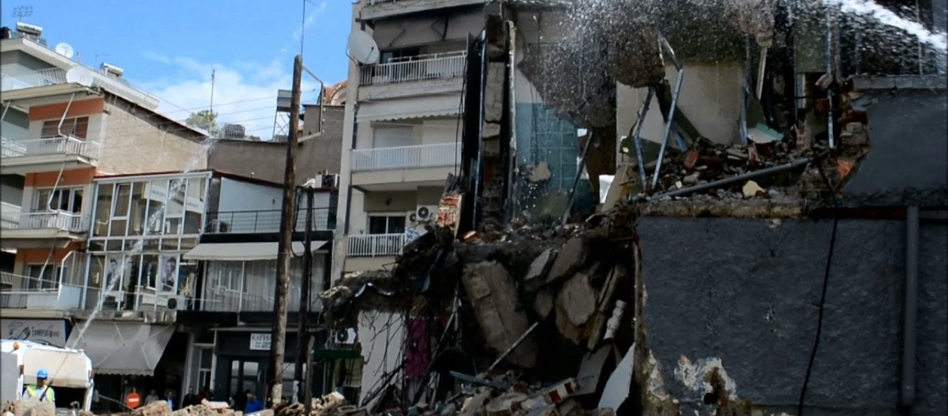 Σοκαριστικό βίντεο: Κτίριο διαλύεται σαν τραπουλόχαρτα στο κέντρο της πόλης
